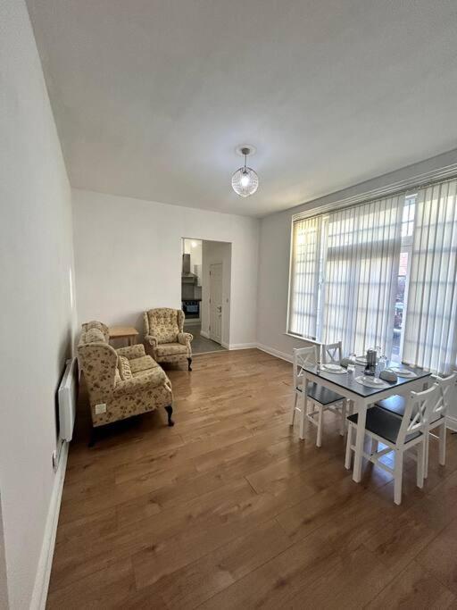 Leicester Spacious Flat With Free Parking Екстериор снимка